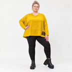 Kastiges Langarmshirt aus flauschigem Feinstrick in leuchtendem Gelb mit V-Ausschnitt