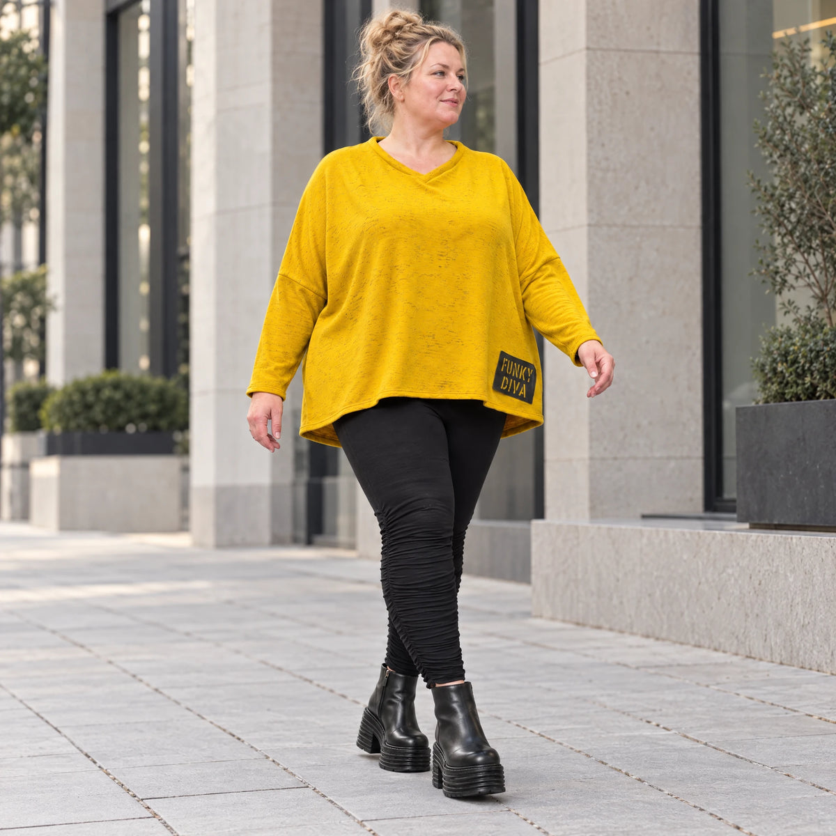 Kastiges Langarmshirt aus flauschigem Feinstrick in leuchtendem Gelb mit V-Ausschnitt