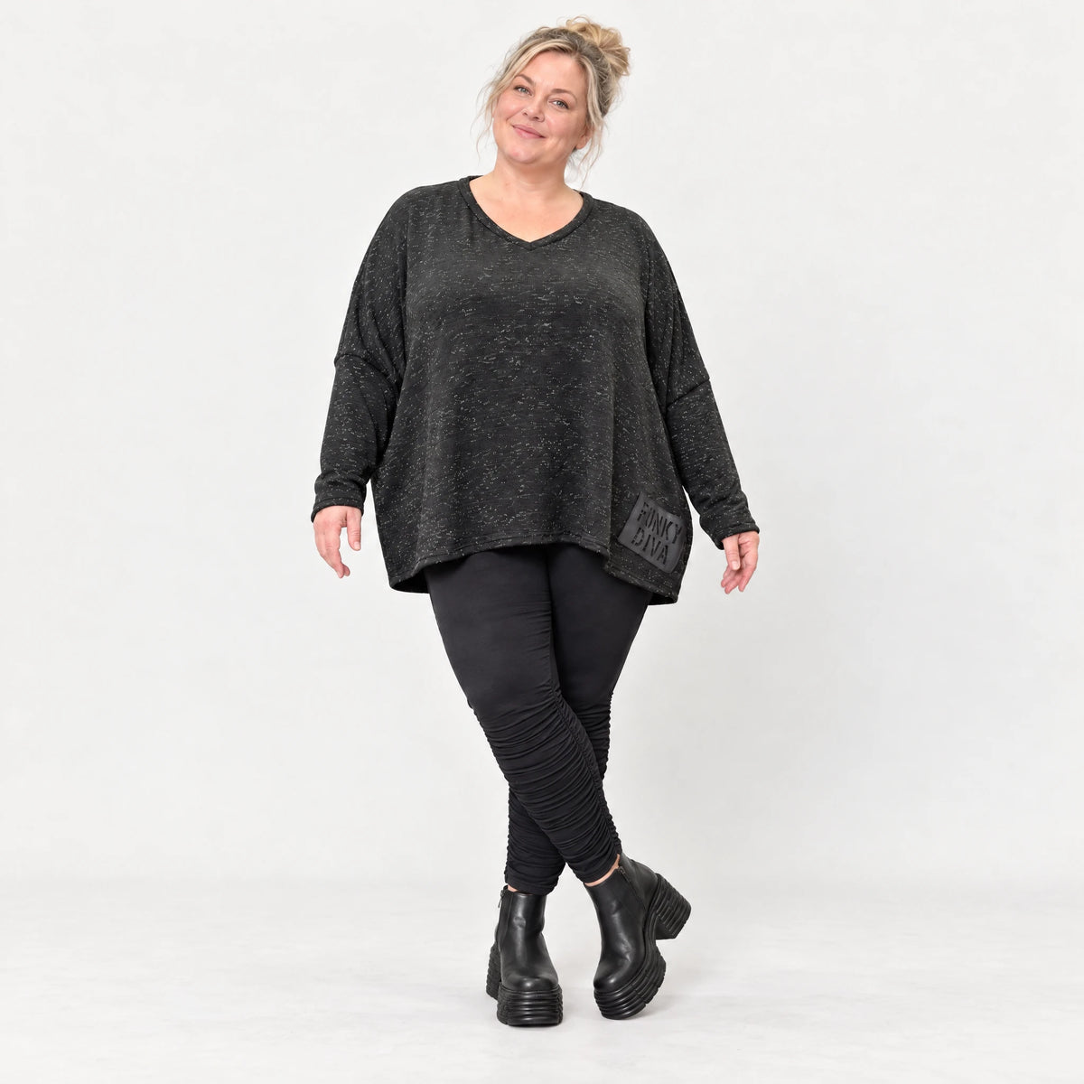 Langarmshirt in Schwarz/Weiß meliert aus weichem Flauschgarnfeinstrick mit V-Ausschnitt