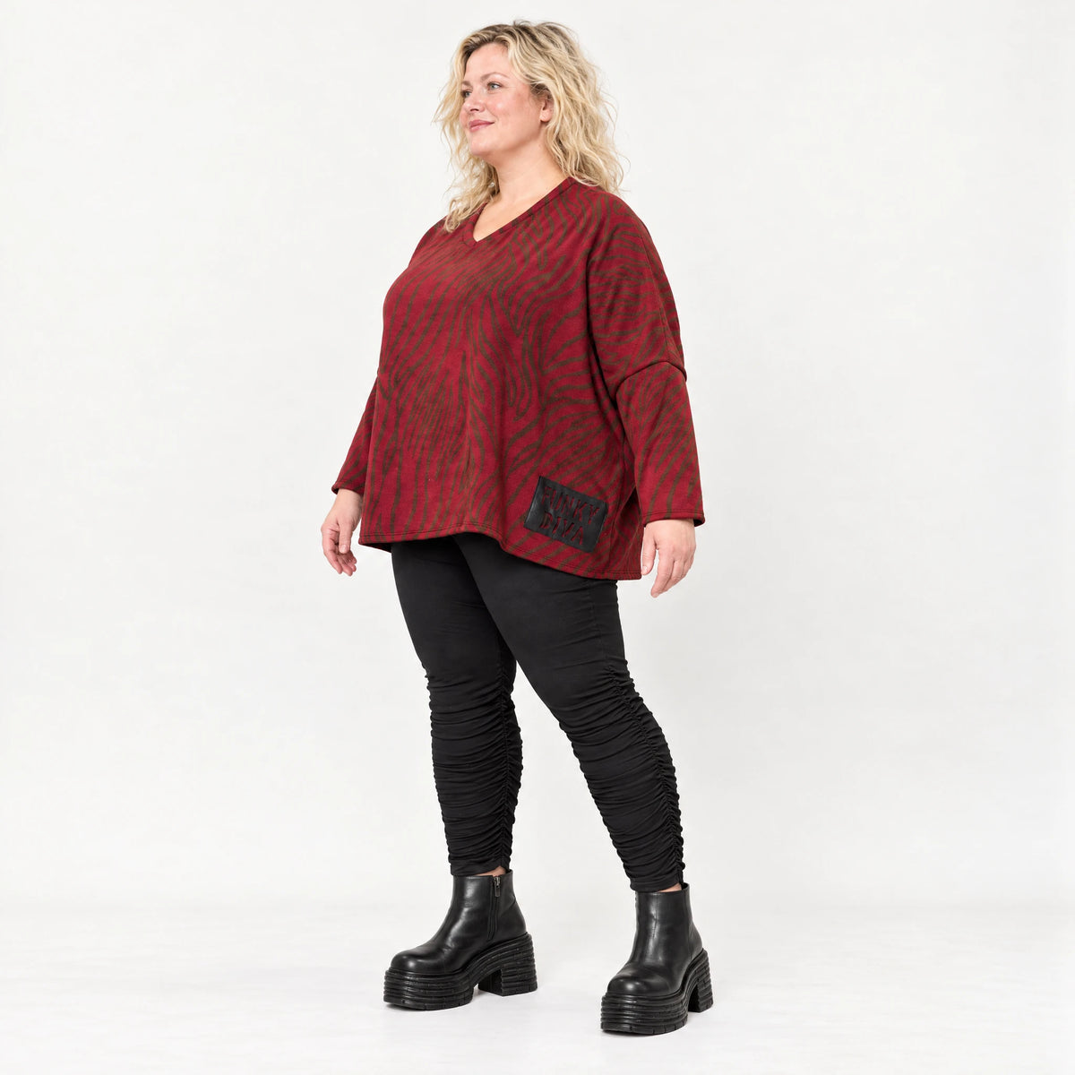 Flauschiger Feinstrickpullover in Rot/Braun mit V-Ausschnitt und kastigem Schnitt