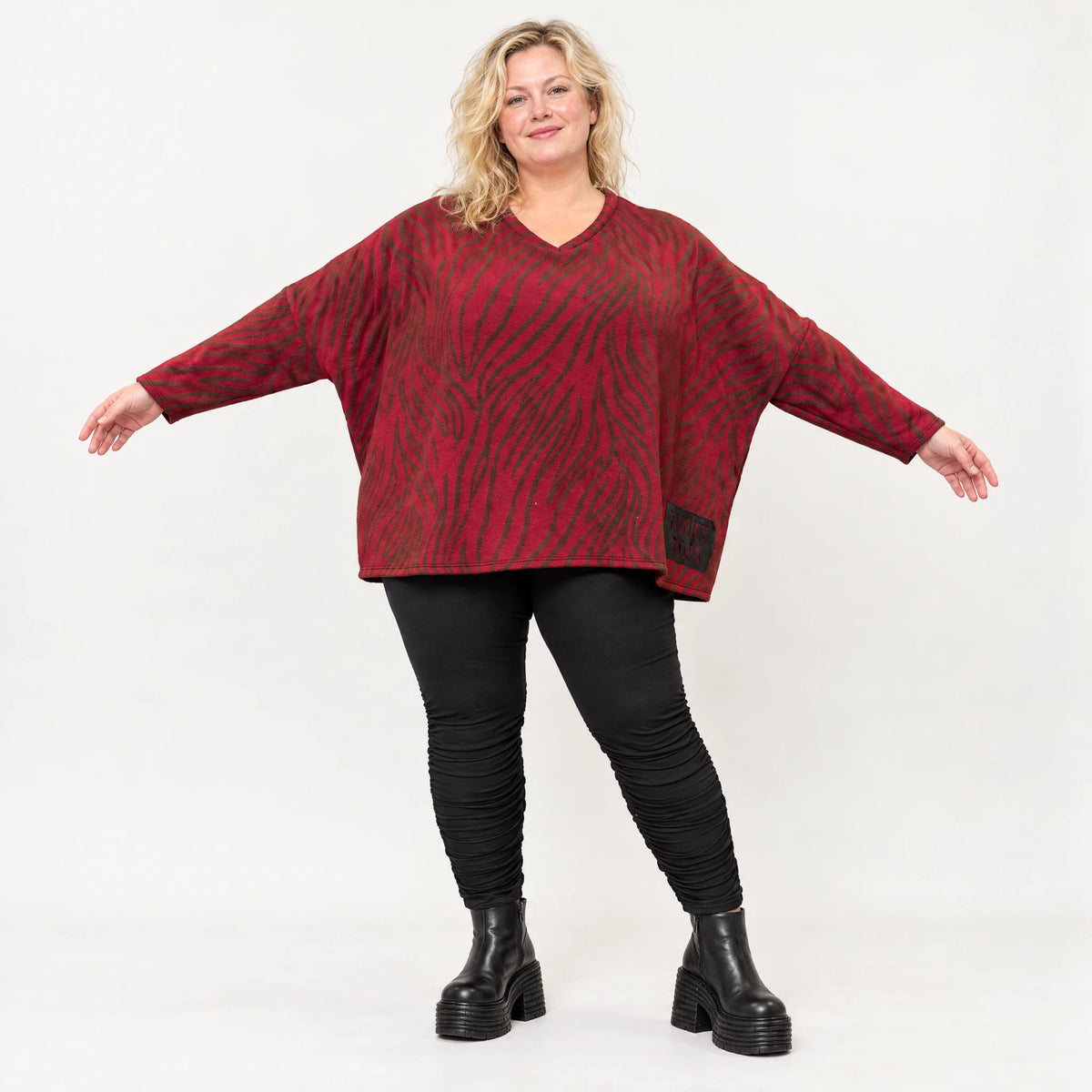 Flauschiger Feinstrickpullover in Rot/Braun mit V-Ausschnitt und kastigem Schnitt