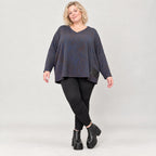 Flauschiges Strickshirt aus Italien in Blau/Braun mit kastigem Schnitt und V-Ausschnitt