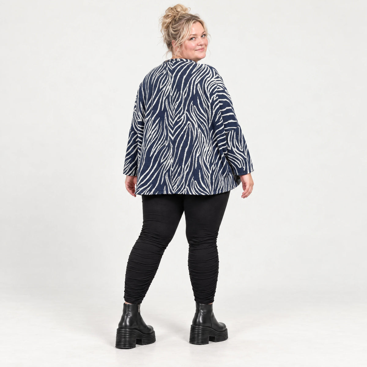Kuschelig weiches Strickshirt in Marineblau/Weiß mit Zebramuster und rundem V-Ausschnitt