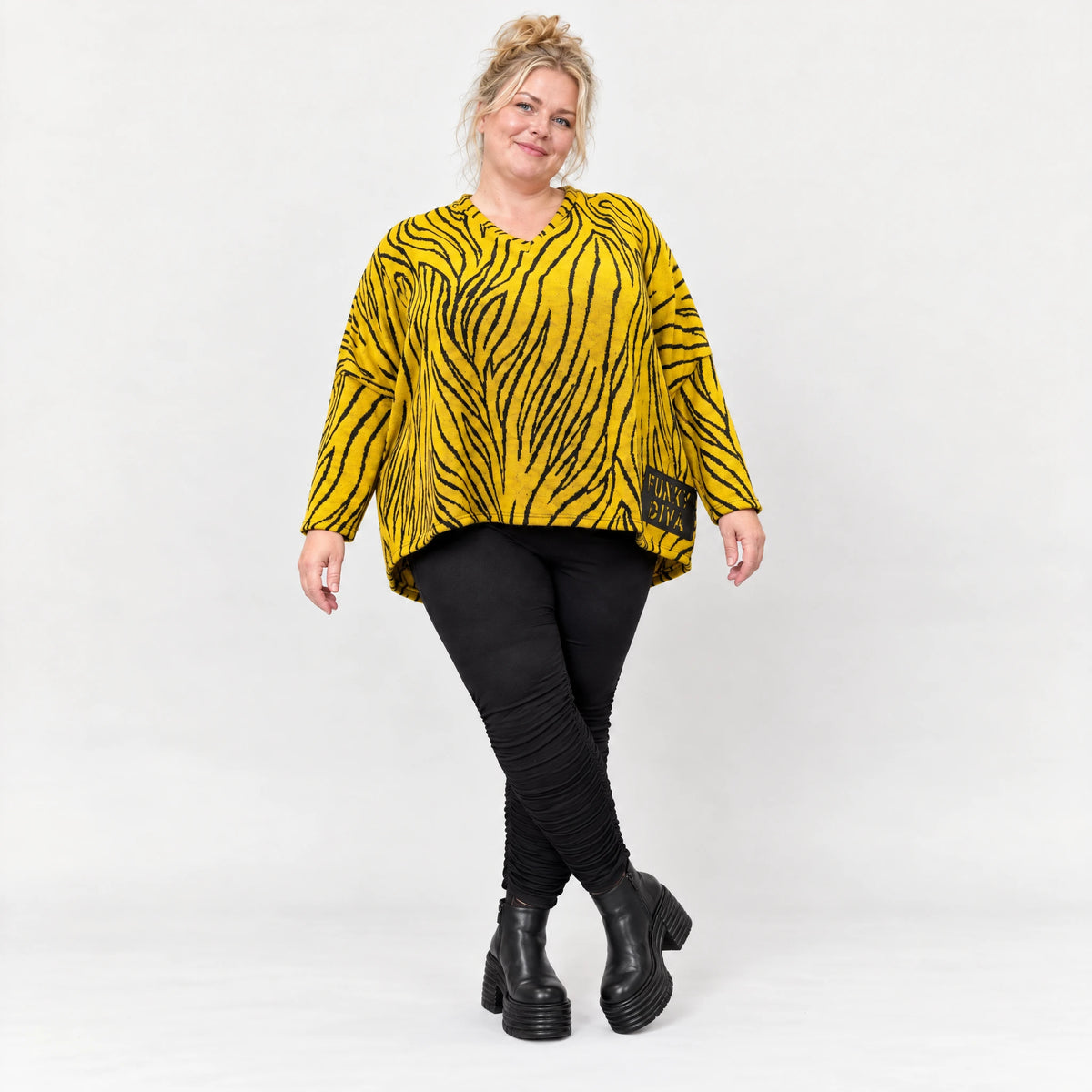 Kastiges Strickshirt mit Zebramuster in Gelb/Schwarz aus weichem flauschigem Feinstrick