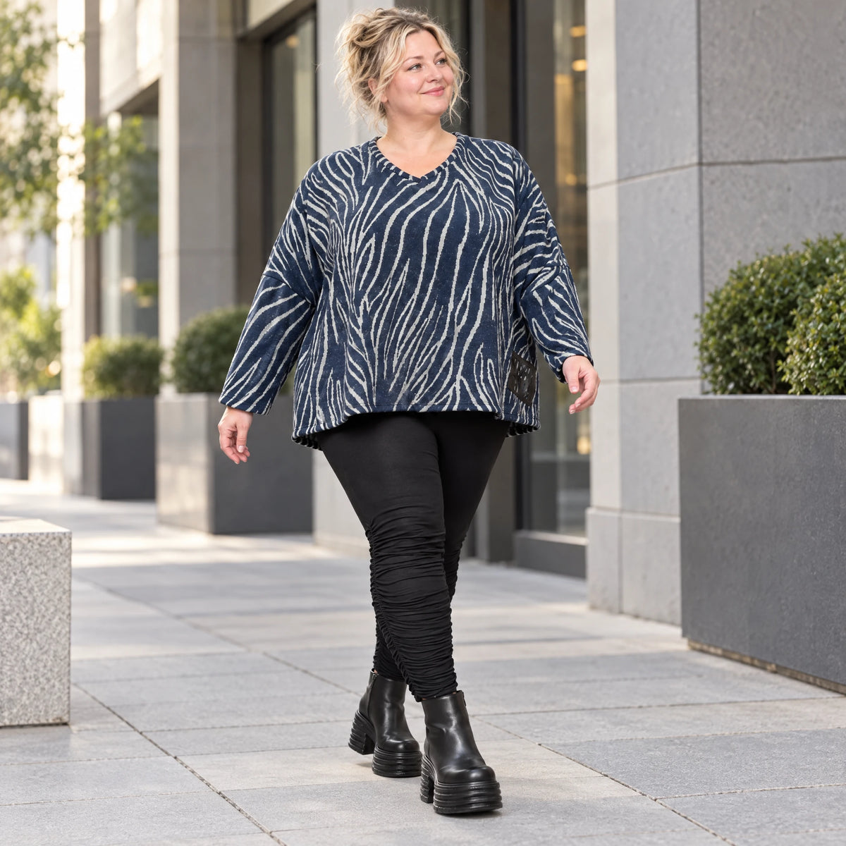 Kuschelig weiches Feinstrickshirt in Blau/Grau mit V-Ausschnitt und kastiger Silhouette