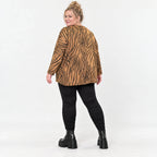 Flauschiges Langarmshirt aus Feinstrick in Braun/Schoko mit V-Ausschnitt und Kastenform