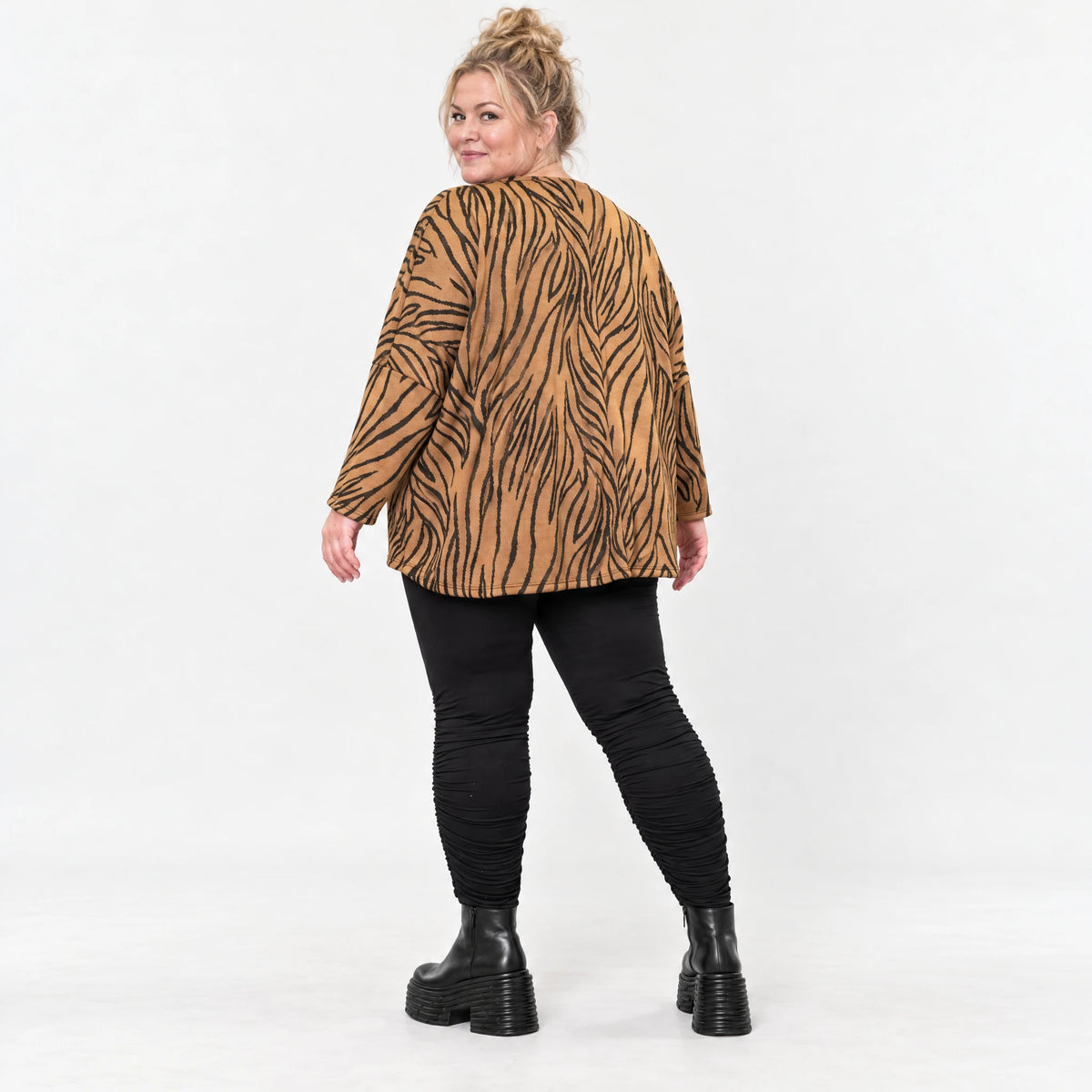 Flauschiges Langarmshirt aus Feinstrick in Braun/Schoko mit V-Ausschnitt und Kastenform