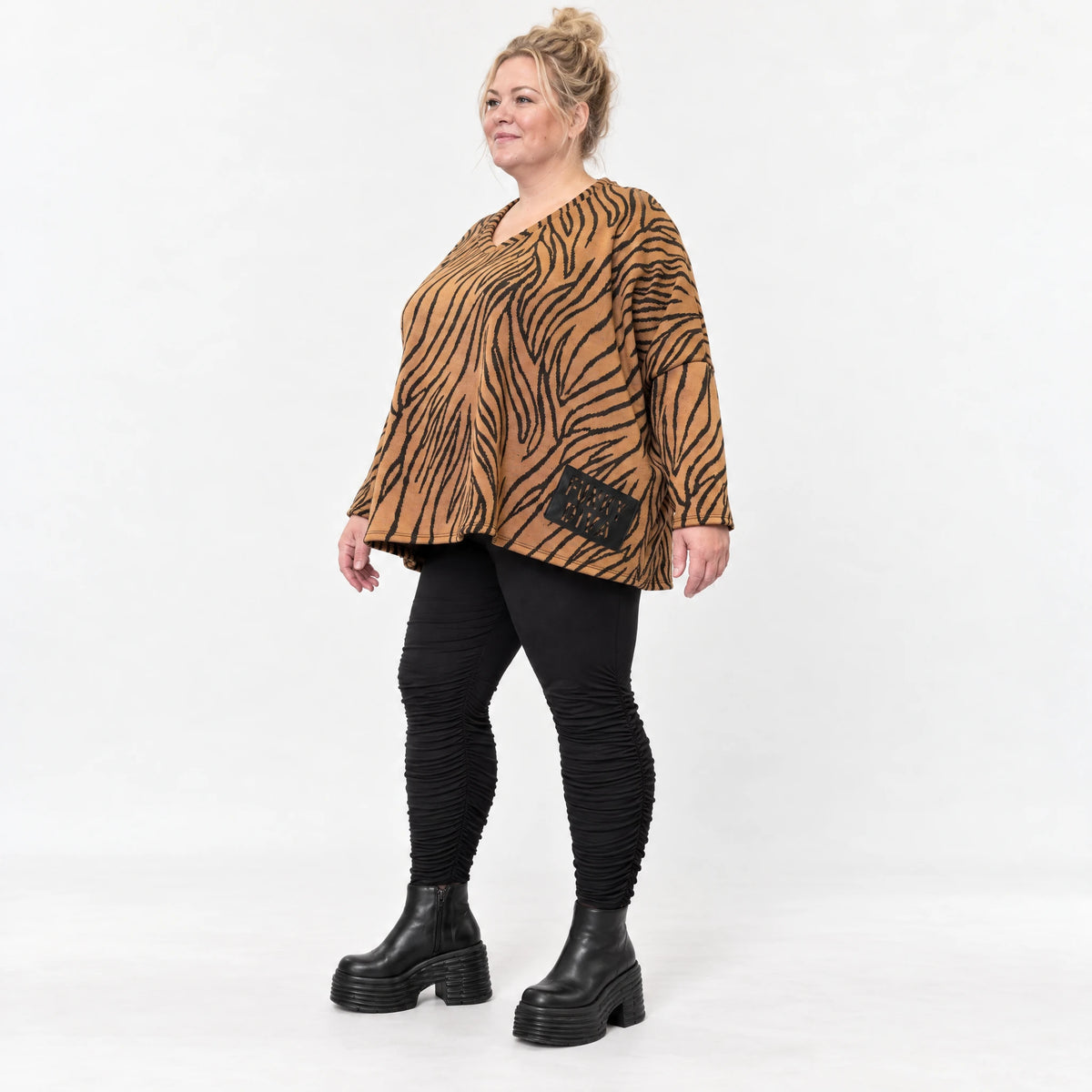 Flauschiges Langarmshirt aus Feinstrick in Braun/Schoko mit V-Ausschnitt und Kastenform