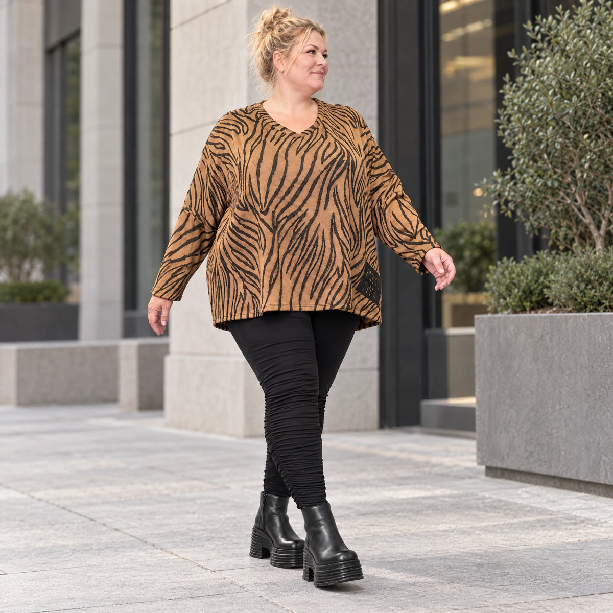 Flauschiges Langarmshirt aus Feinstrick in Braun/Schoko mit V-Ausschnitt und Kastenform