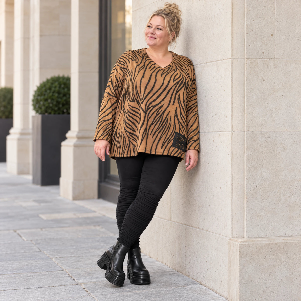 Flauschiges Langarmshirt aus Feinstrick in Braun/Schoko mit V-Ausschnitt und Kastenform