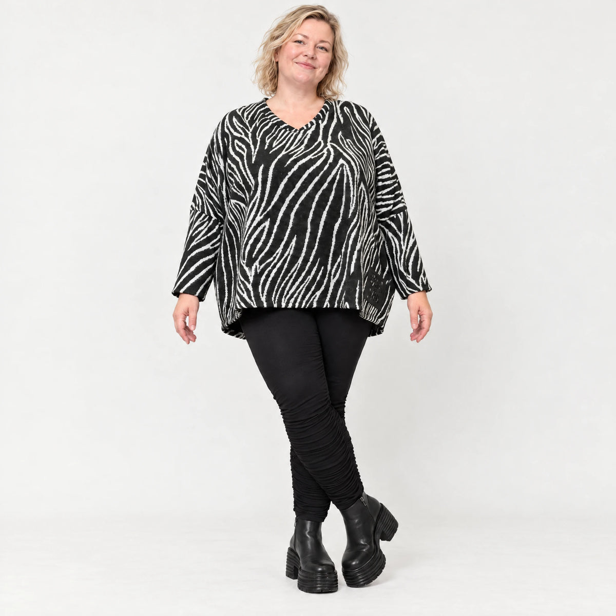 Flauschiges Feinstrickshirt aus Italien mit V-Ausschnitt in Schwarz/Weiß gemustert
