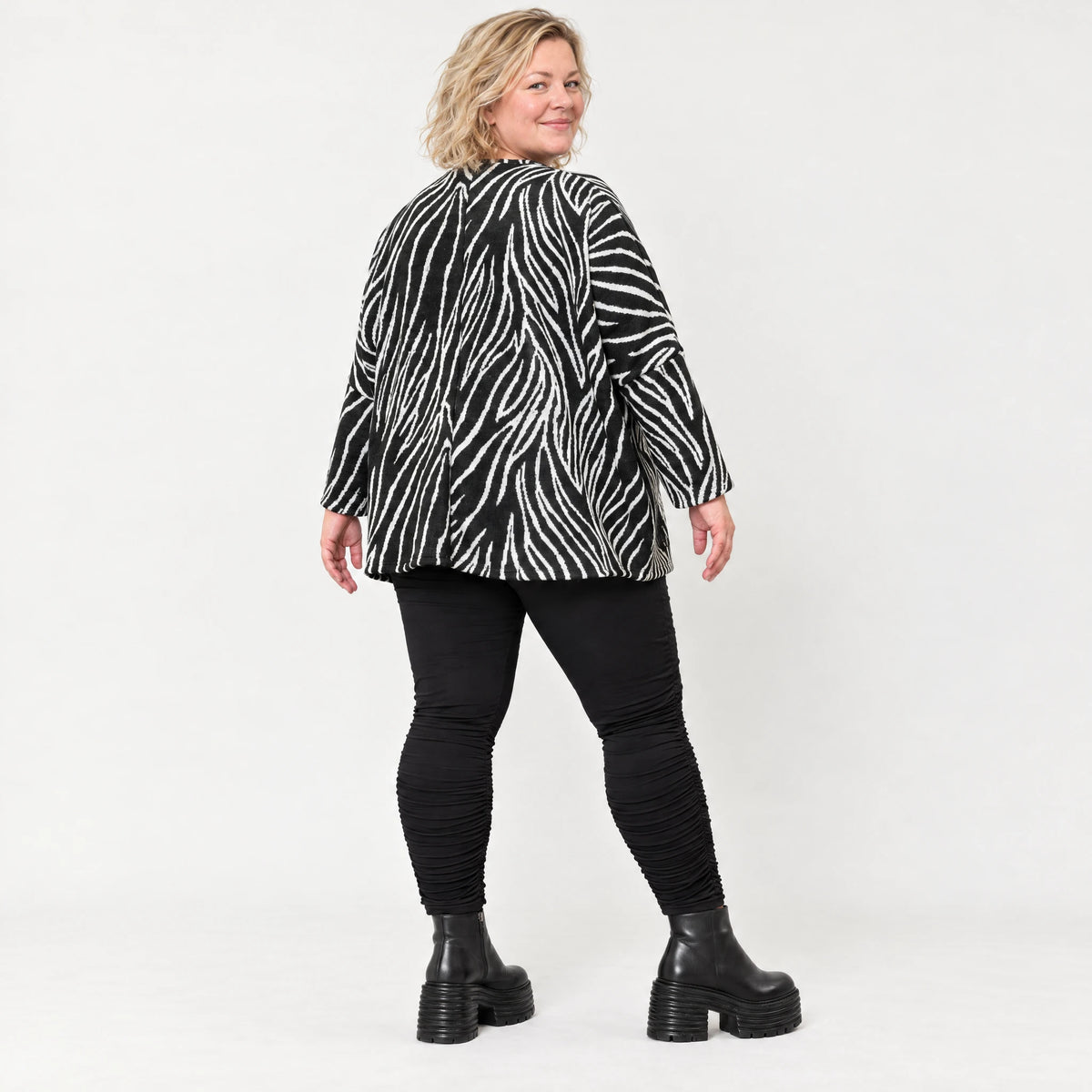 Flauschiges Feinstrickshirt aus Italien mit V-Ausschnitt in Schwarz/Weiß gemustert