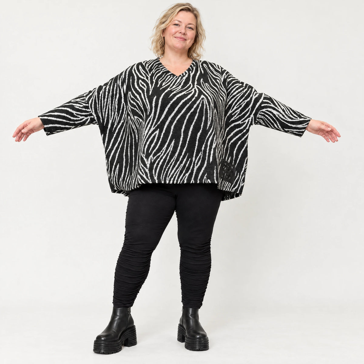 Flauschiges Feinstrickshirt aus Italien mit V-Ausschnitt in Schwarz/Weiß gemustert
