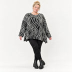 Flauschiges Langarmshirt aus Feinstrick in Schwarz/Weiß mit Zebramuster und A-Linie