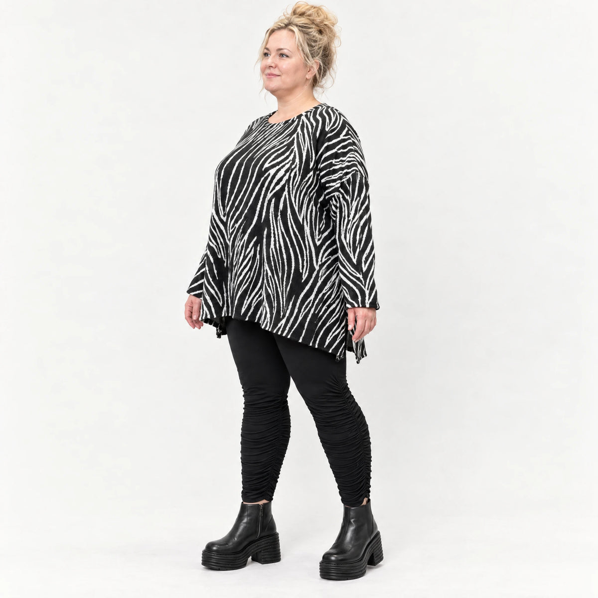 Flauschiges Langarmshirt aus Feinstrick in Schwarz/Weiß mit Zebramuster und A-Linie