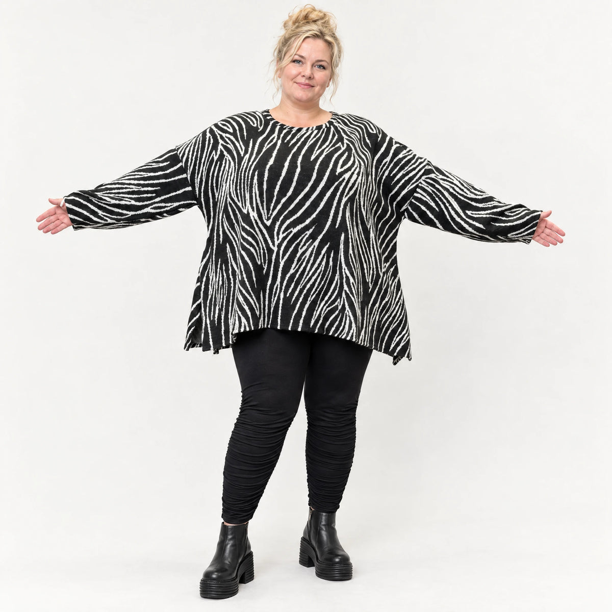 Flauschiges Langarmshirt aus Feinstrick in Schwarz/Weiß mit Zebramuster und A-Linie