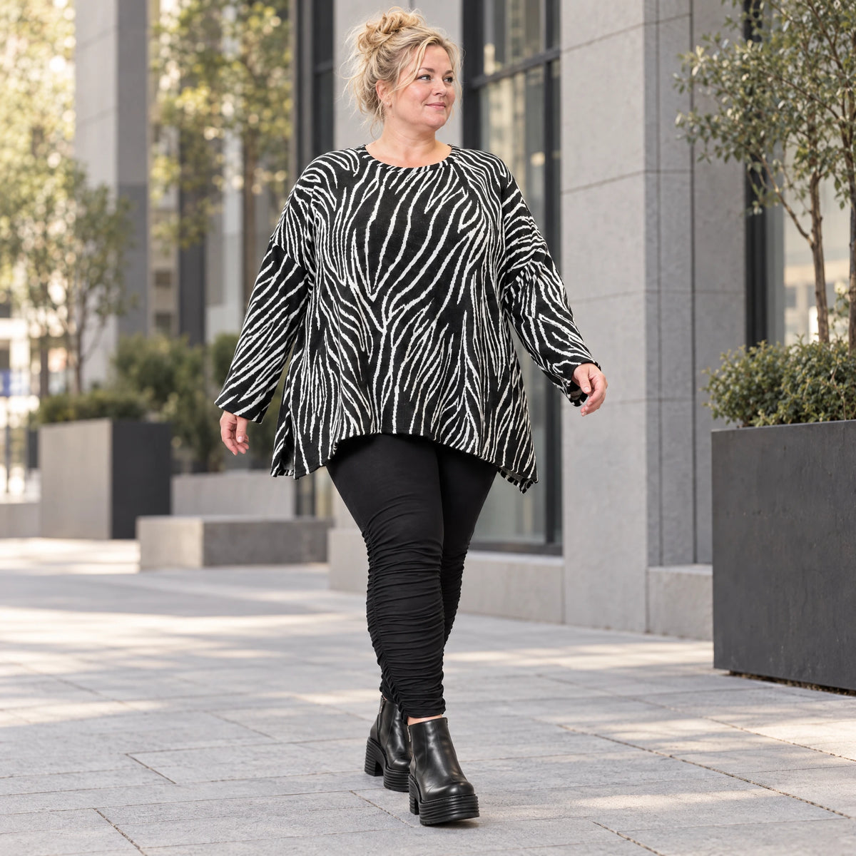 Flauschiges Langarmshirt aus Feinstrick in Schwarz/Weiß mit Zebramuster und A-Linie