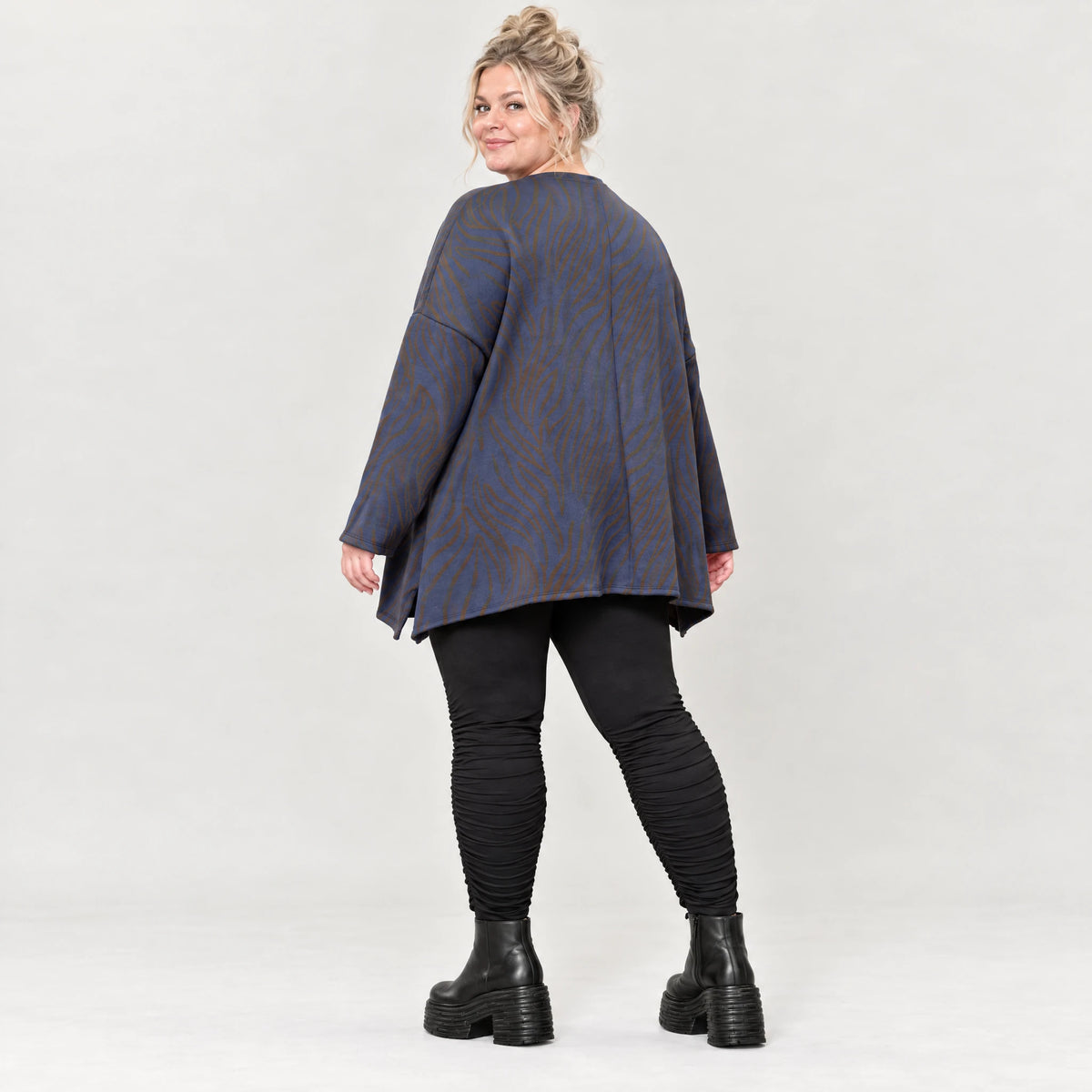 Langarmshirt aus flauschigem Feinstrick in Blau/Braun mit A-Linie und Seitenschlitzen