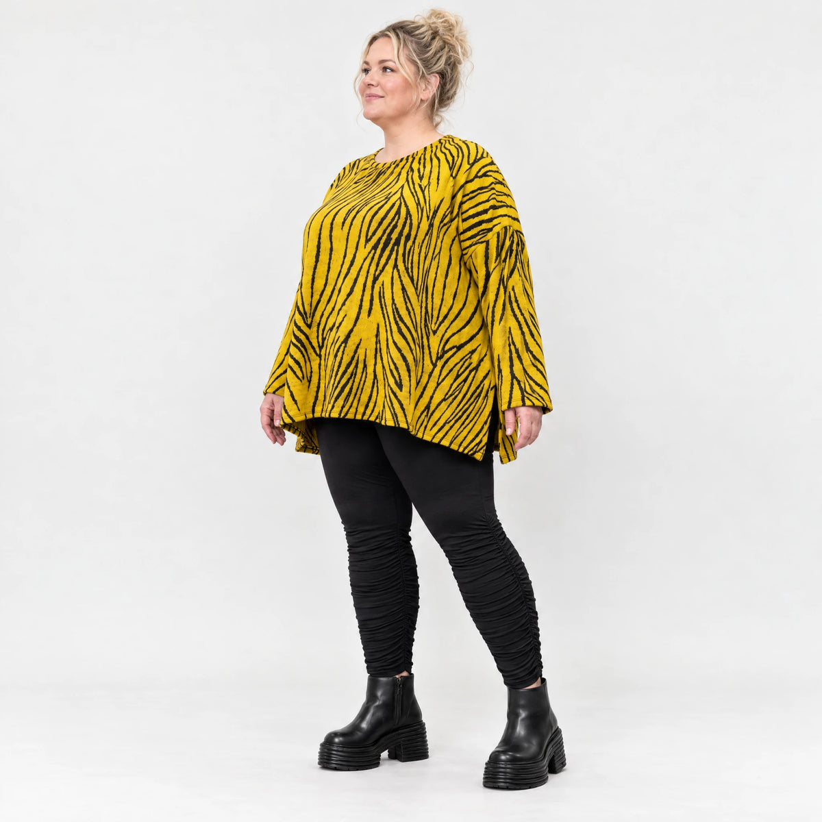 Flauschiges Strickshirt in Gelb/Schwarz mit Zebramuster in lockerer A-Linie und Schlitzen