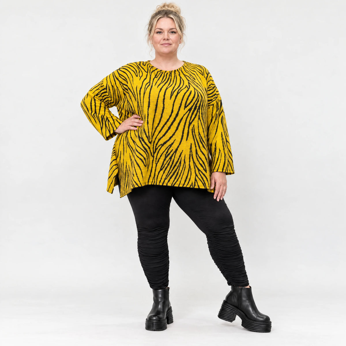 Flauschiges Strickshirt in Gelb/Schwarz mit Zebramuster in lockerer A-Linie und Schlitzen