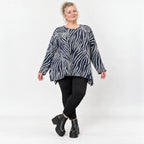 Kuschelig weiches Feinstrickshirt in Marineblau/Weiß mit Zebradessin und lässiger A-Linie