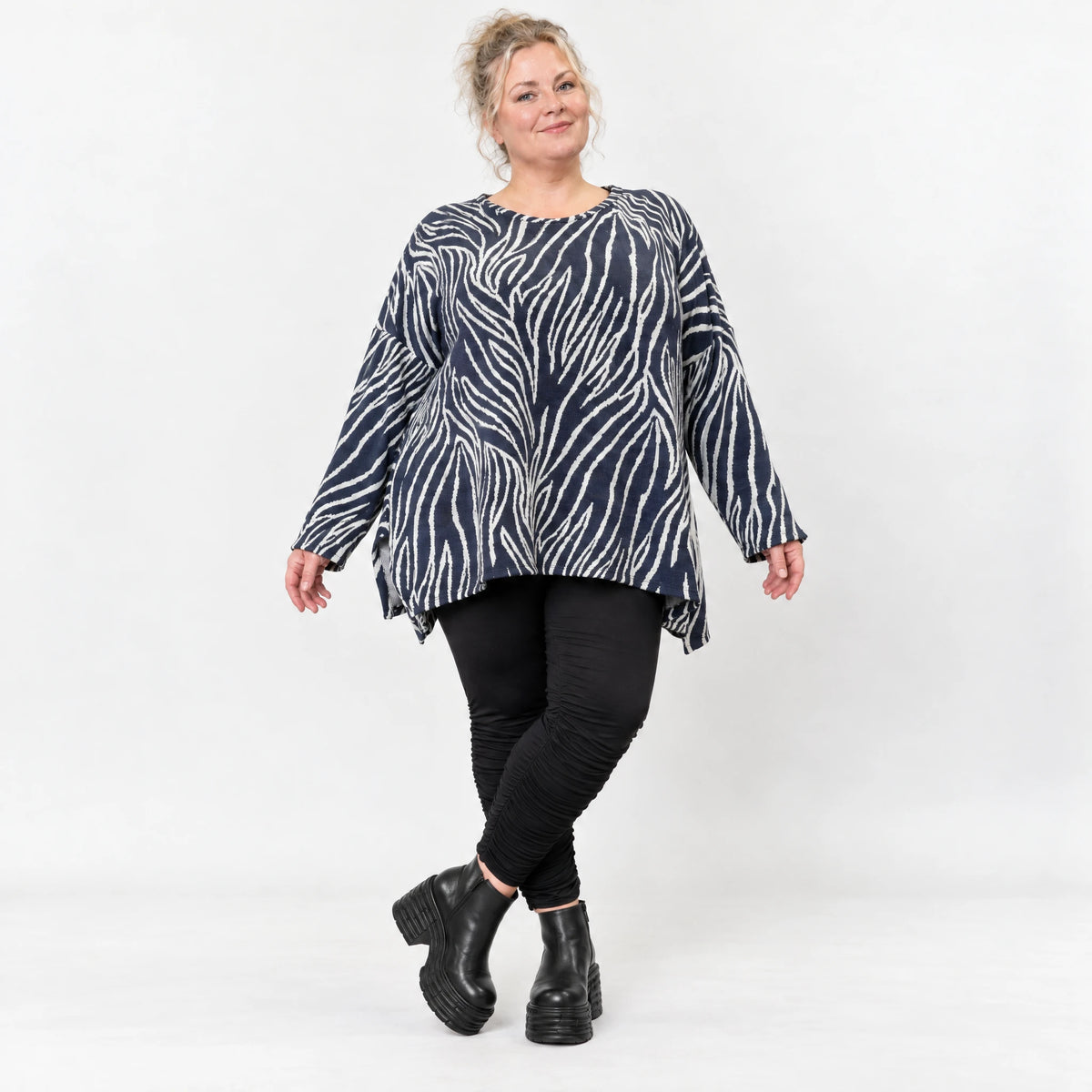 Kuschelig weiches Feinstrickshirt in Marineblau/Weiß mit Zebradessin und lässiger A-Linie