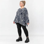 Kuschelig weiches Feinstrickshirt in Marineblau/Weiß mit Zebradessin und lässiger A-Linie