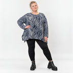 Kuschelig weiches Feinstrickshirt in Marineblau/Weiß mit Zebradessin und lässiger A-Linie