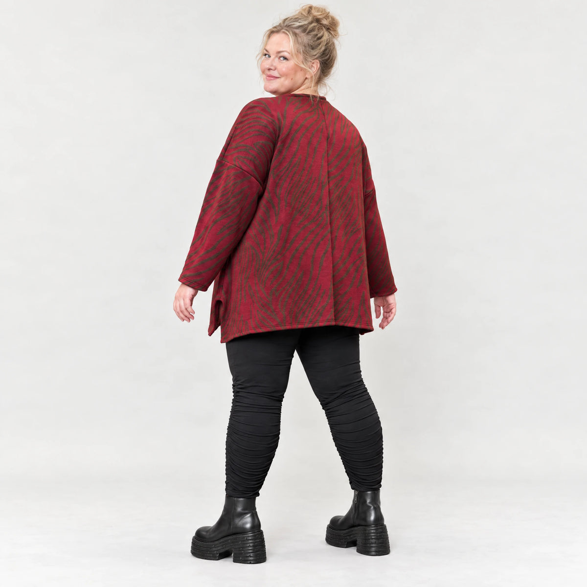 Flauschiges Feinstrickshirt in Rot/Braun mit Rundhalsausschnitt und fließender A-Linie