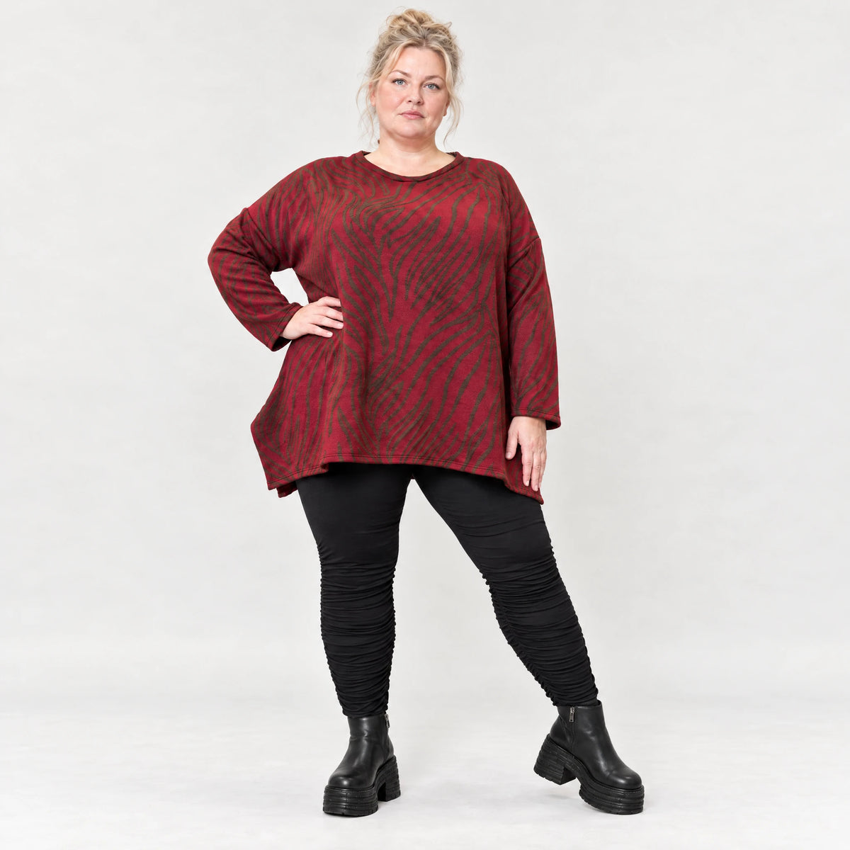 Flauschiges Feinstrickshirt in Rot/Braun mit Rundhalsausschnitt und fließender A-Linie