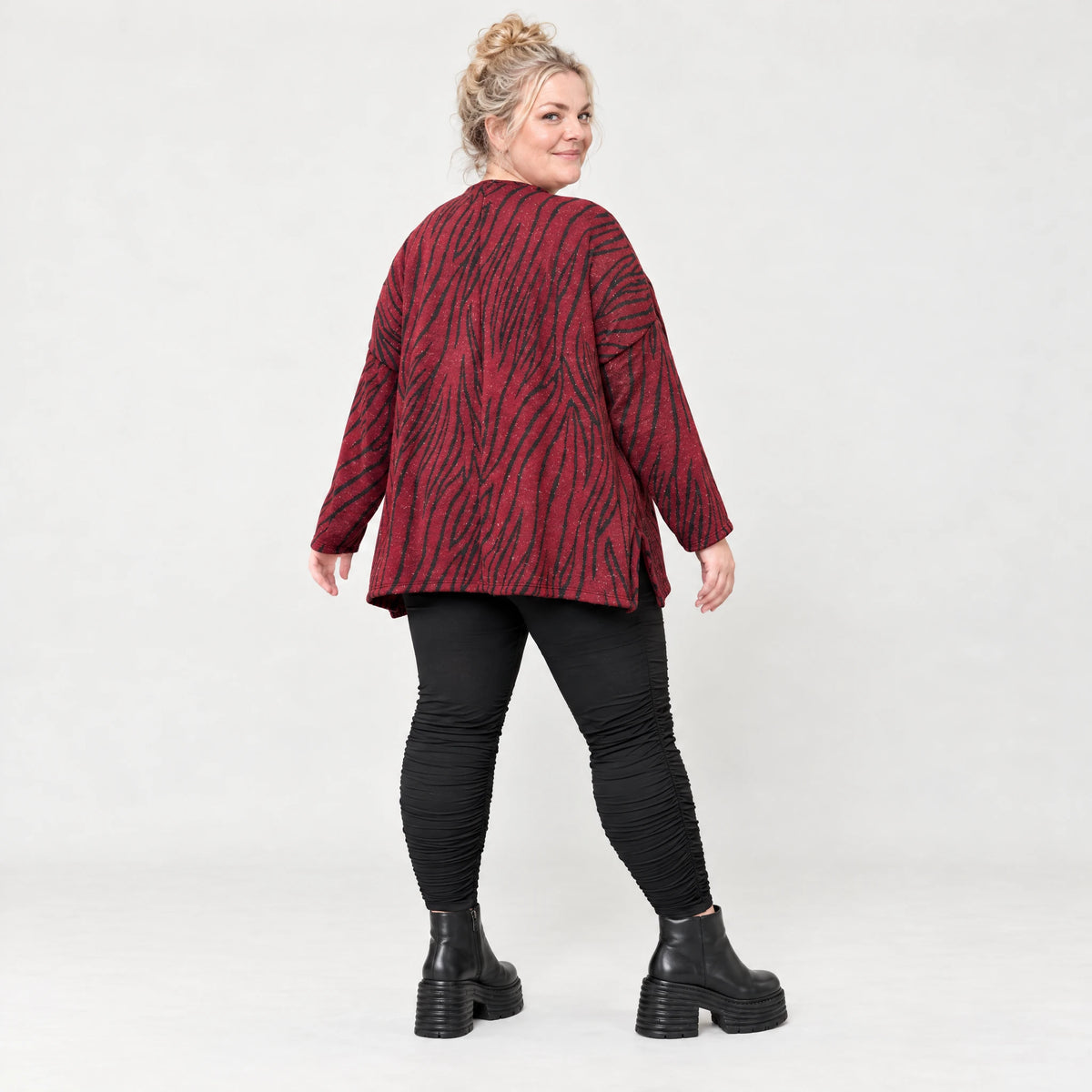 Flauschiges Winteroberteil in Rot/Schwarz mit lässiger A-Linie und seitlichen Schlitzen