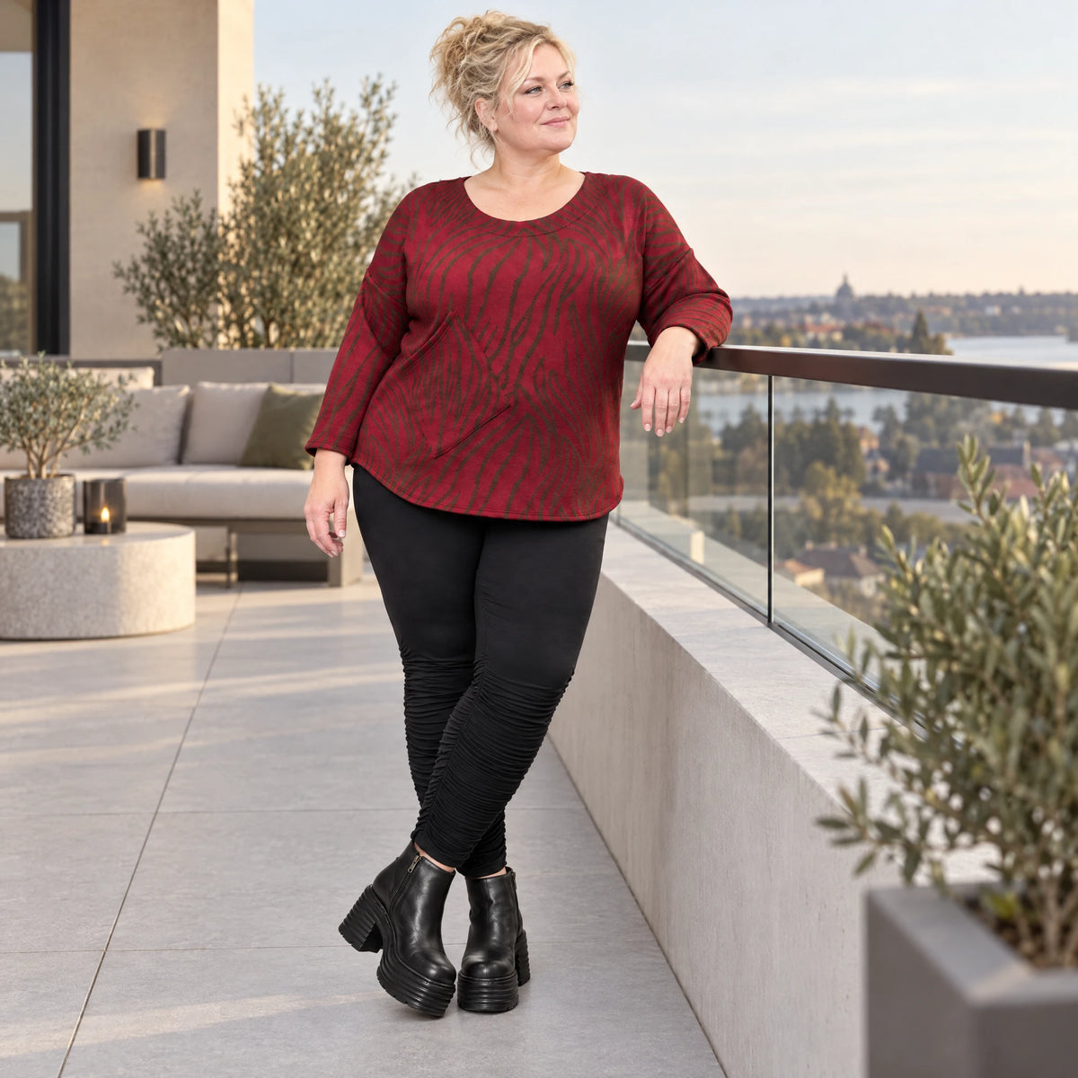 Warmes Langarmshirt aus Feinstrick mit Flauschgarn in Rot/Braun mit gerundeter Schnittform