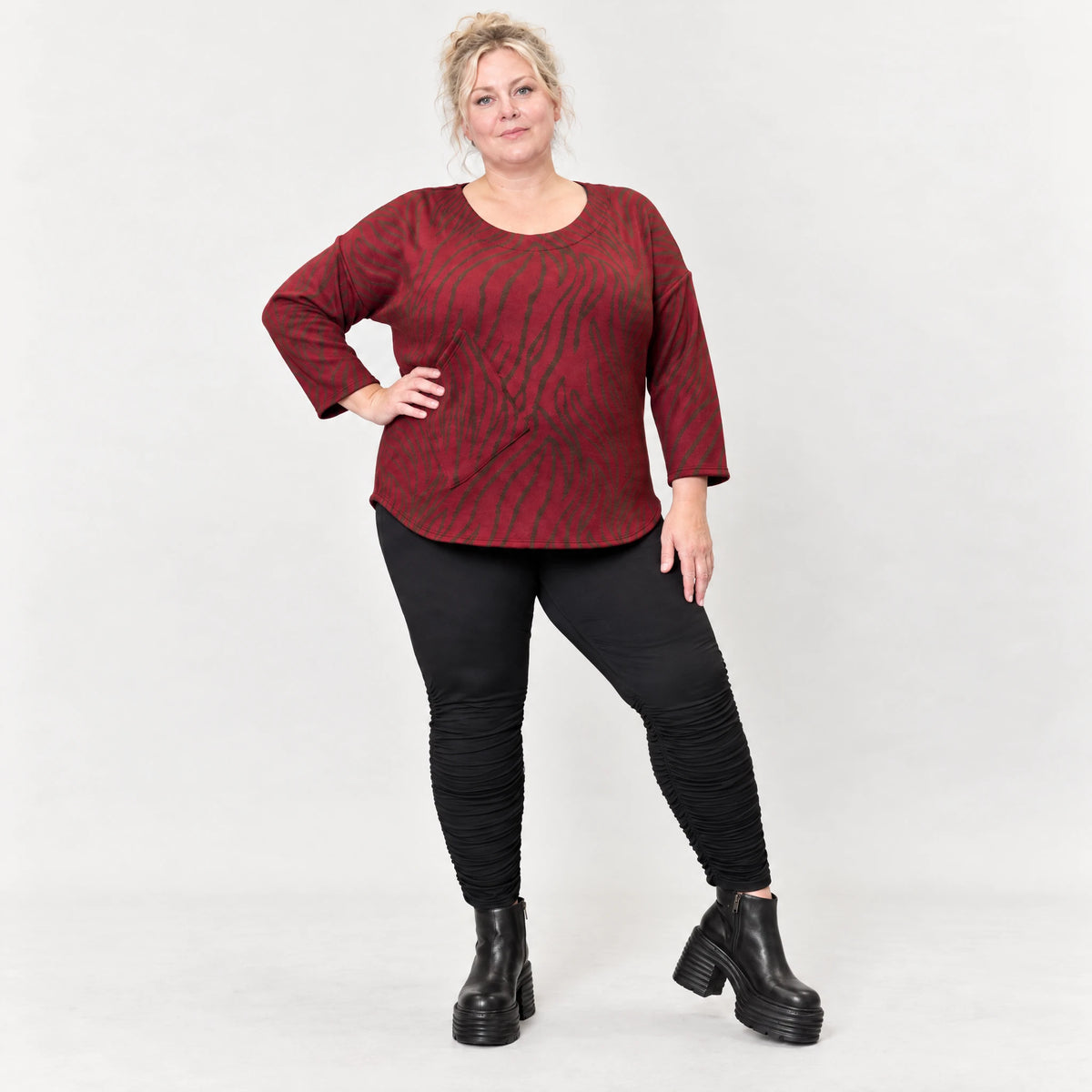 Warmes Langarmshirt aus Feinstrick mit Flauschgarn in Rot/Braun mit gerundeter Schnittform