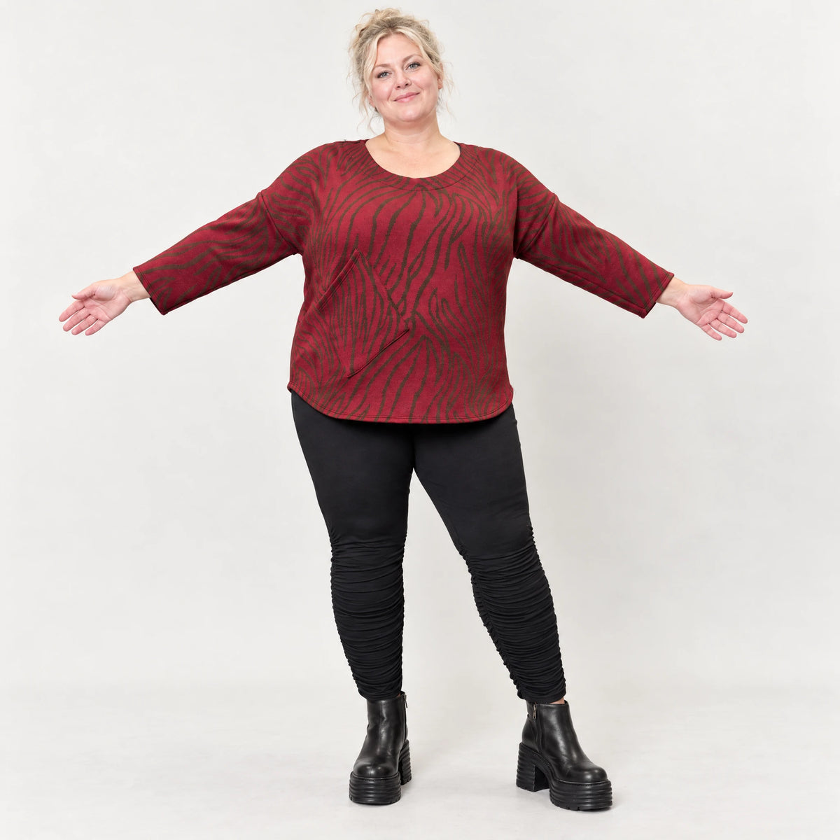 Warmes Langarmshirt aus Feinstrick mit Flauschgarn in Rot/Braun mit gerundeter Schnittform