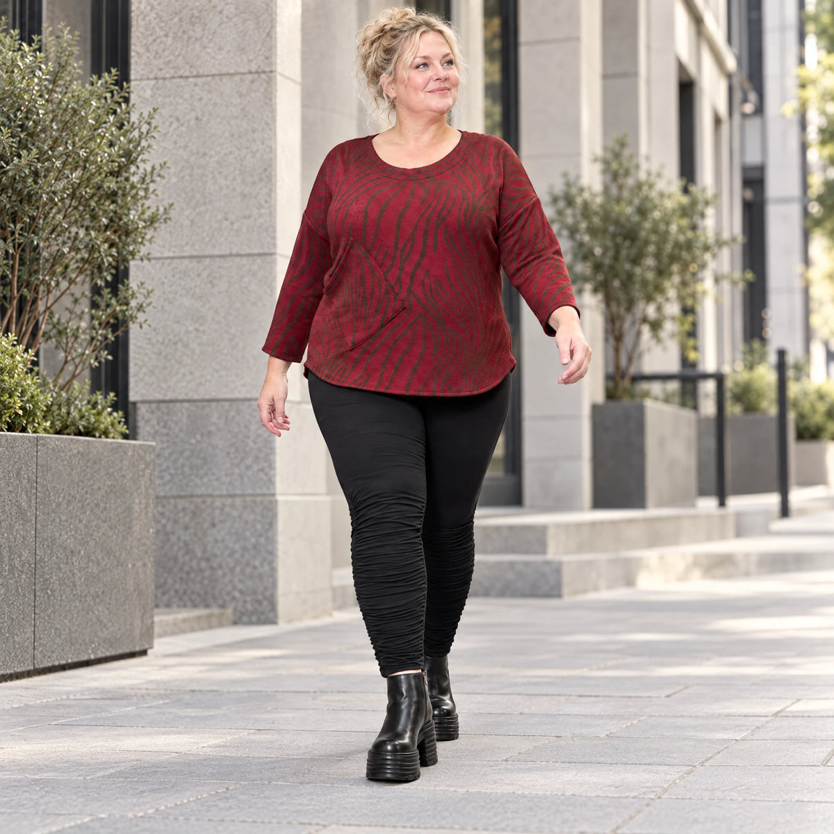Warmes Langarmshirt aus Feinstrick mit Flauschgarn in Rot/Braun mit gerundeter Schnittform