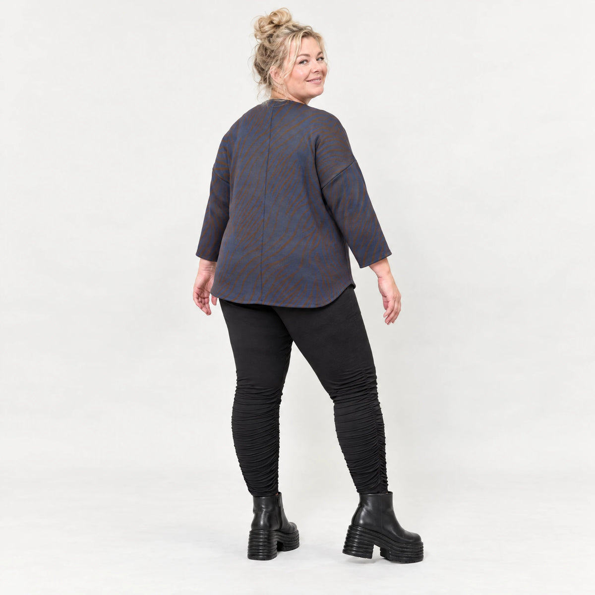 Weiches Langarmshirt in Blau/Braun aus Feinstrick mit Flauschgarn und Rundhalsausschnitt