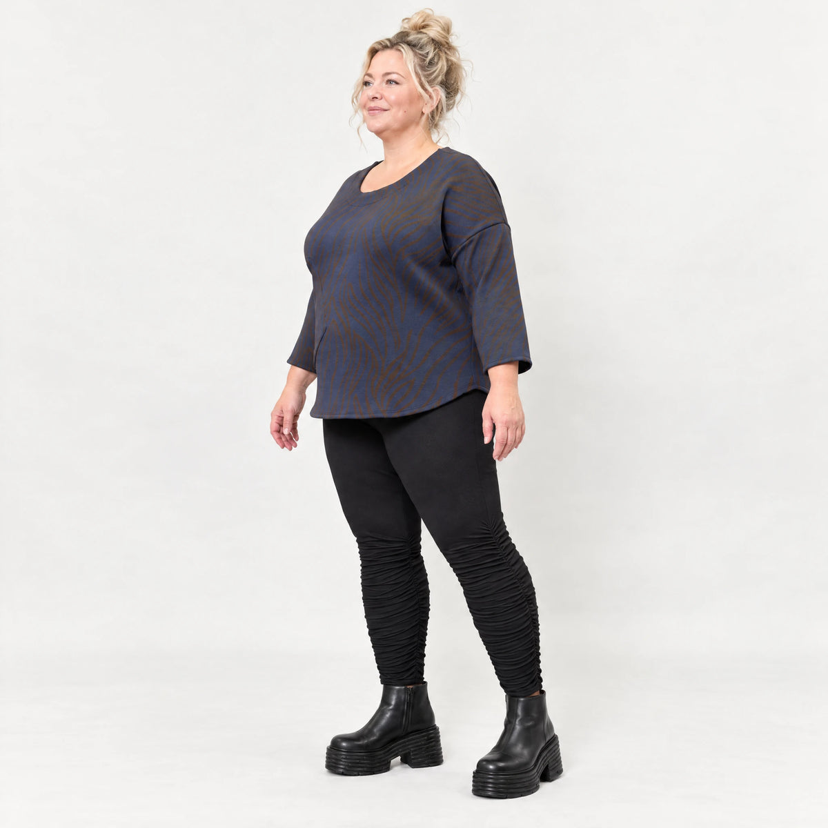 Weiches Langarmshirt in Blau/Braun aus Feinstrick mit Flauschgarn und Rundhalsausschnitt