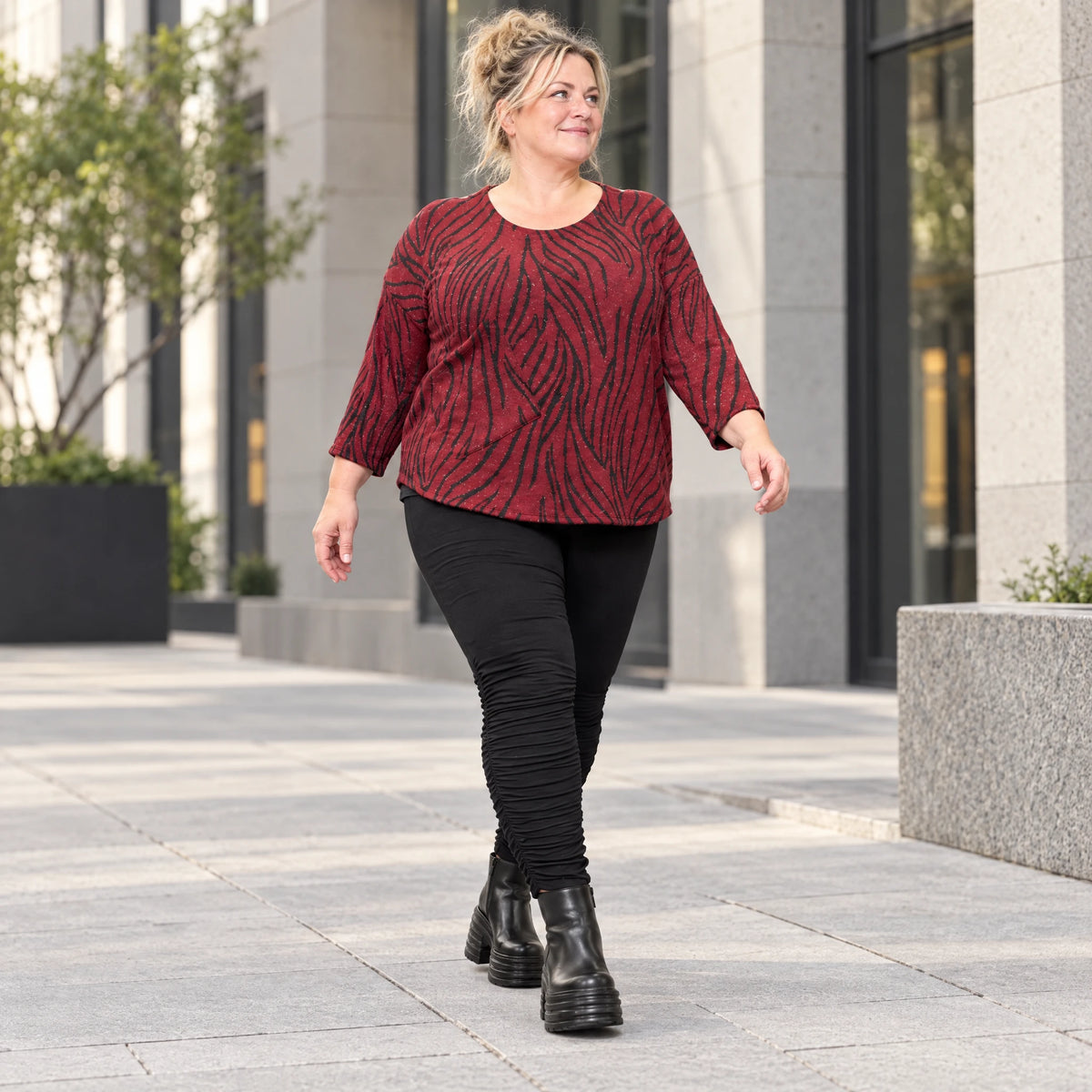 Langarmshirt aus kuscheligem Feinstrick mit Rundhalsausschnitt im Zebralook Rot/Schwarz