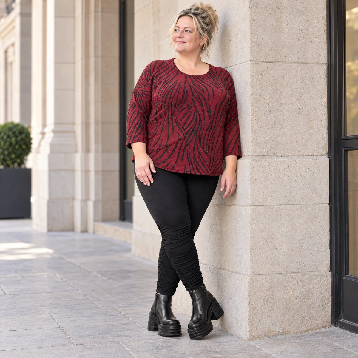 Langarmshirt aus kuscheligem Feinstrick mit Rundhalsausschnitt im Zebralook Rot/Schwarz