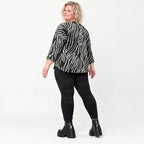 Kuscheliges Strickshirt in Schwarz/Weiß aus weichem Flauschgarn mit gerundeter Schnittform