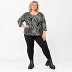 Kuscheliges Strickshirt in Schwarz/Weiß aus weichem Flauschgarn mit gerundeter Schnittform