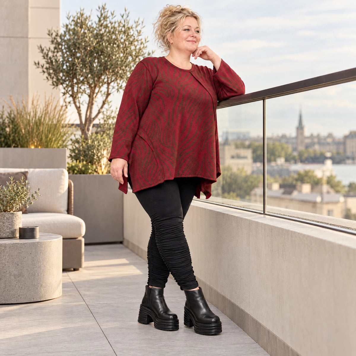 Flauschiges Feinstrickshirt aus Italien in Rot/Braun gemustert mit Rundhals und A-Linie