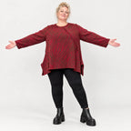 Flauschiges Feinstrickshirt aus Italien in Rot/Braun gemustert mit Rundhals und A-Linie