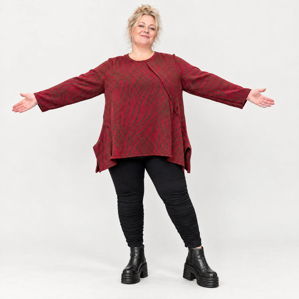 Flauschiges Feinstrickshirt aus Italien in Rot/Braun gemustert mit Rundhals und A-Linie
