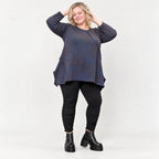 Kuscheliges Langarmshirt aus flauschigem Feinstrick in Blau/Braun mit fallender A-Linie