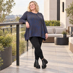 Kuscheliges Langarmshirt aus flauschigem Feinstrick in Blau/Braun mit fallender A-Linie