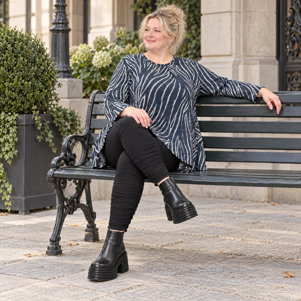 Italienisches Feinstrickshirt in Blau/Grau mit flauschigem Garn und schmeichelnder A-Linie