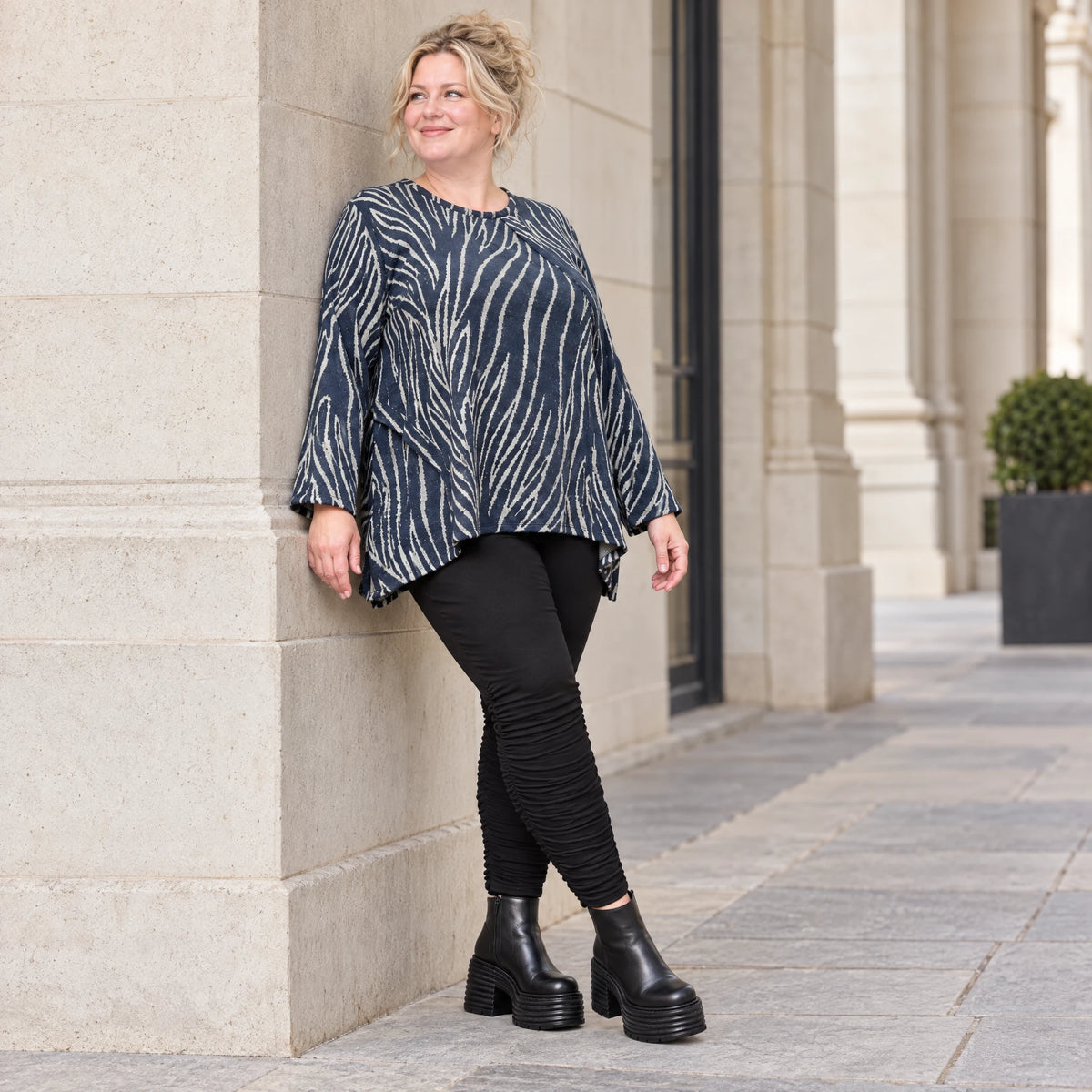 Italienisches Feinstrickshirt in Blau/Grau mit flauschigem Garn und schmeichelnder A-Linie