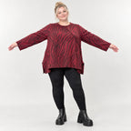 Flauschiges Strickoberteil in Rot/Schwarz mit ausgestellter A-Linie aus weichem Feinstrick