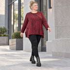 Flauschiges Strickoberteil in Rot/Schwarz mit ausgestellter A-Linie aus weichem Feinstrick